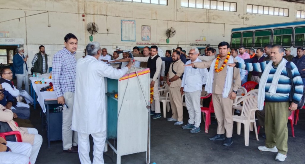 बैठक में भाग लेते हुए रोडवेज व अन्य कर्मचारी संघ के नेतागण। बैठक में भाग लेते हुए रोडवेज व अन्य कर्मचारी संघ के नेतागण।