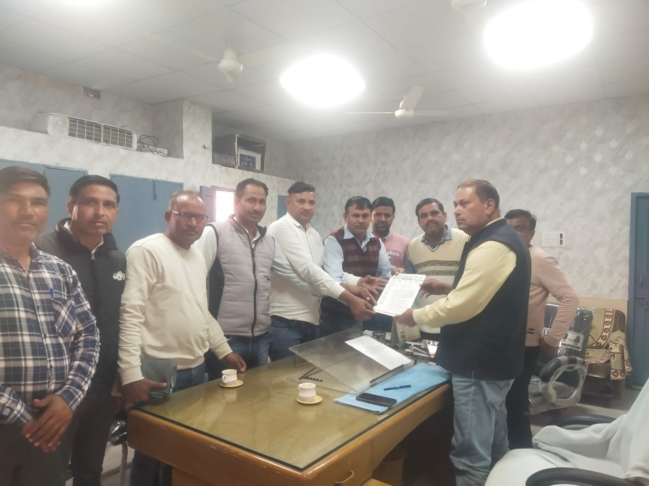 डीईईओ को ज्ञापन सौंपते संघ पदाधिकारी। डीईईओ को ज्ञापन सौंपते संघ पदाधिकारी।