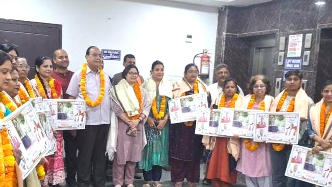 अतिथि व सम्मानित महिलाएं अतिथि व सम्मानित महिलाएं