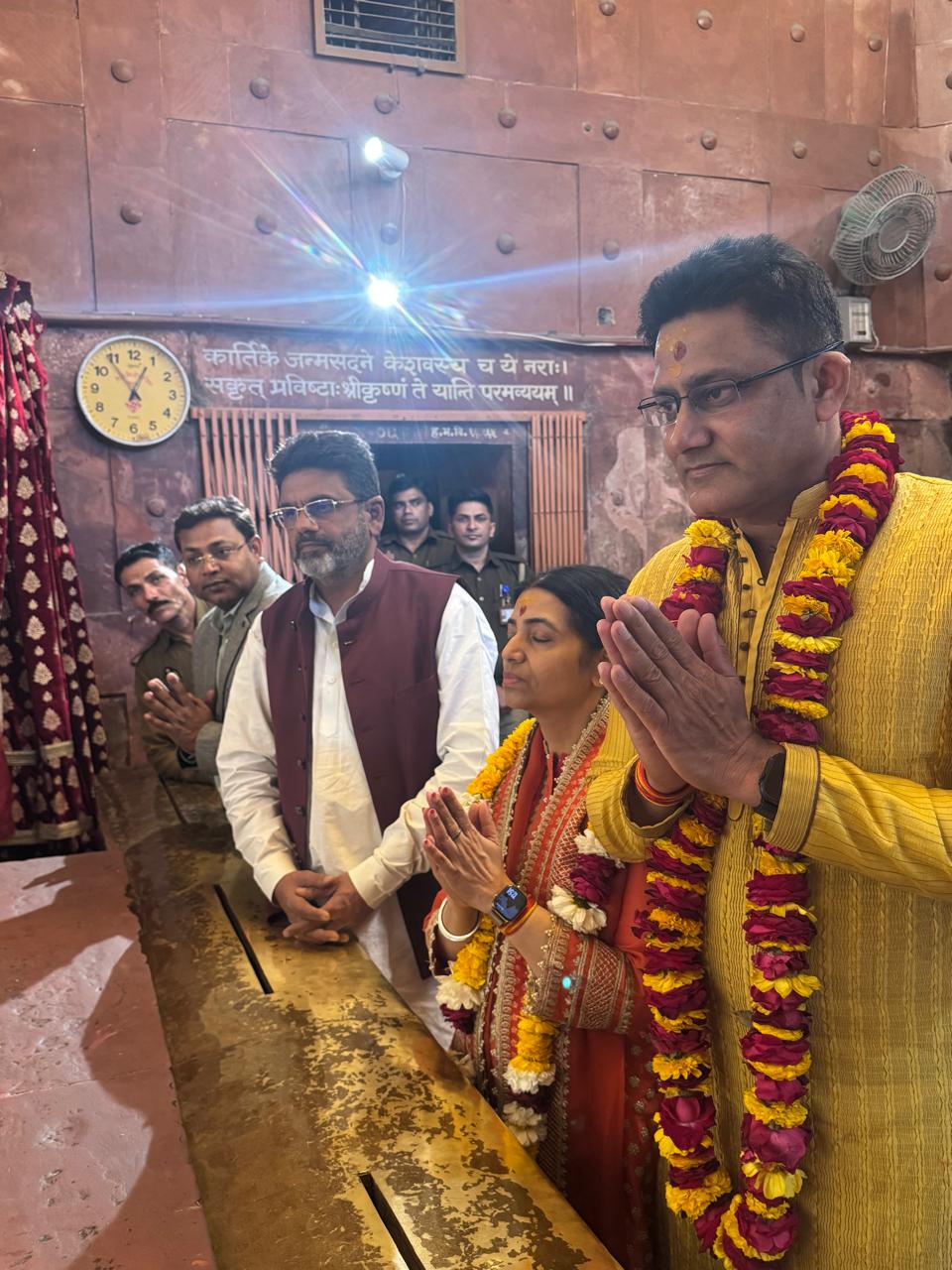 ठाकुरजी की पूजा अर्चना के दौरान क्रिकेटर अनिल कुम्बले व उनकी पत्नी ठाकुरजी की पूजा अर्चना के दौरान क्रिकेटर अनिल कुम्बले व उनकी पत्नी