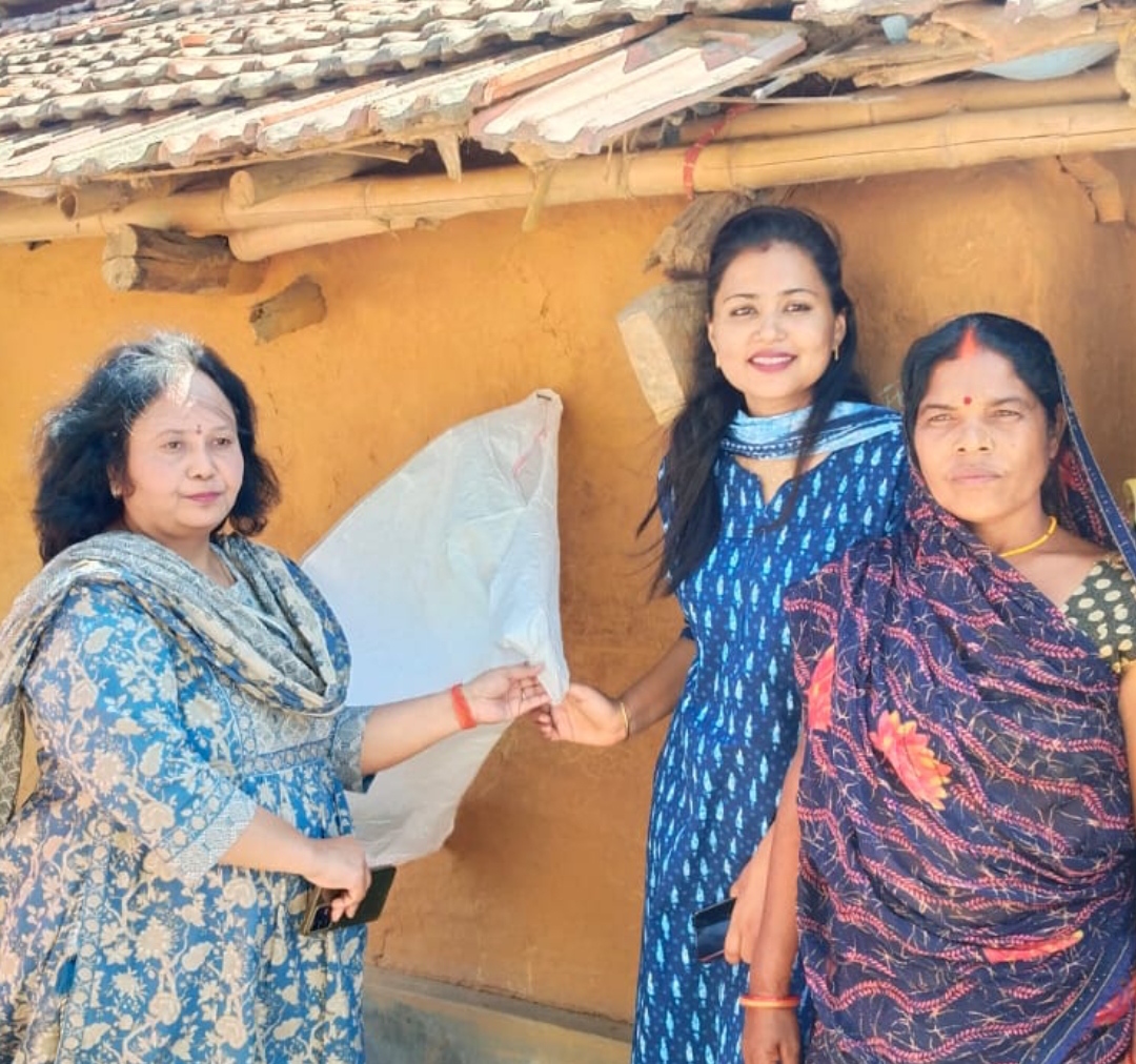 ग्रामीण घरों में प्लास्टिक एकत्र करने के लिए बोरा टांगती डीपीआरओ नमिता शरण ग्रामीण घरों में प्लास्टिक एकत्र करने के लिए बोरा टांगती डीपीआरओ नमिता शरण