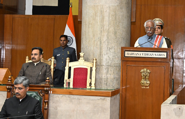 हरियाणा के राज्यपाल बंडारू दत्तात्रेय विधानसभा में अभिभाषण देते हुए हरियाणा के राज्यपाल बंडारू दत्तात्रेय विधानसभा में अभिभाषण देते हुए