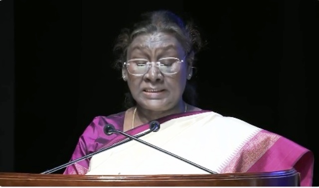 राष्ट्रपति द्रौपदी मुर्मु विजिटर्स कॉन्फ्रेंस 2024-25 के समापन सत्र को संबोधित करते हुए राष्ट्रपति द्रौपदी मुर्मु विजिटर्स कॉन्फ्रेंस 2024-25 के समापन सत्र को संबोधित करते हुए