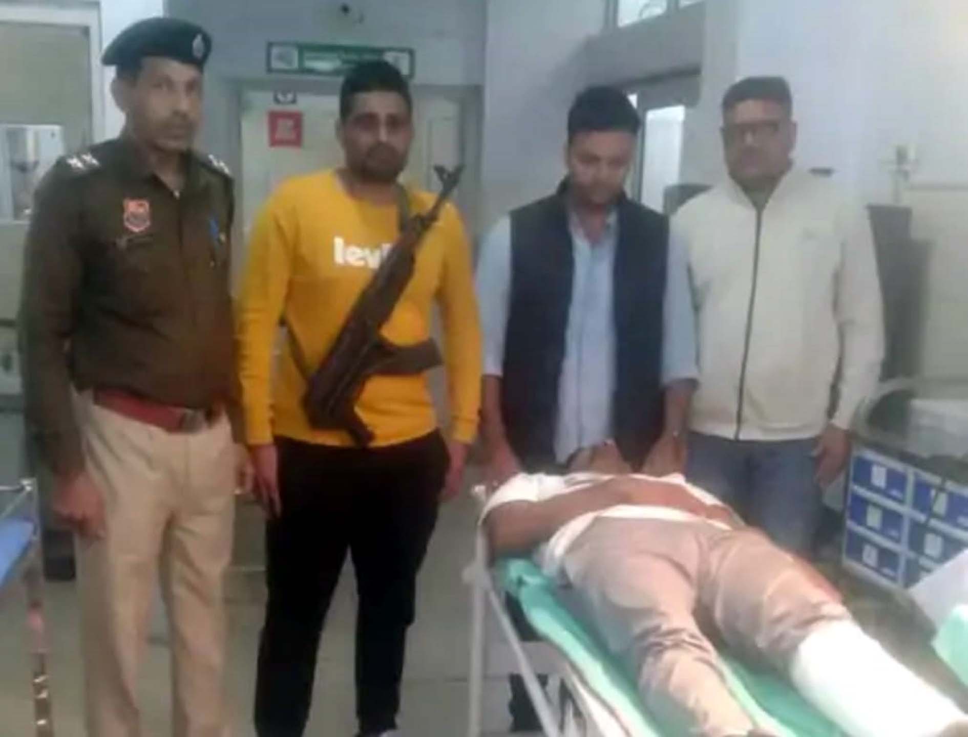 हांसी के नागरिक अस्पताल में उपचाराधीन पुलिस मुठभेड़ में घायल बदमाश। हांसी के नागरिक अस्पताल में उपचाराधीन पुलिस मुठभेड़ में घायल बदमाश।