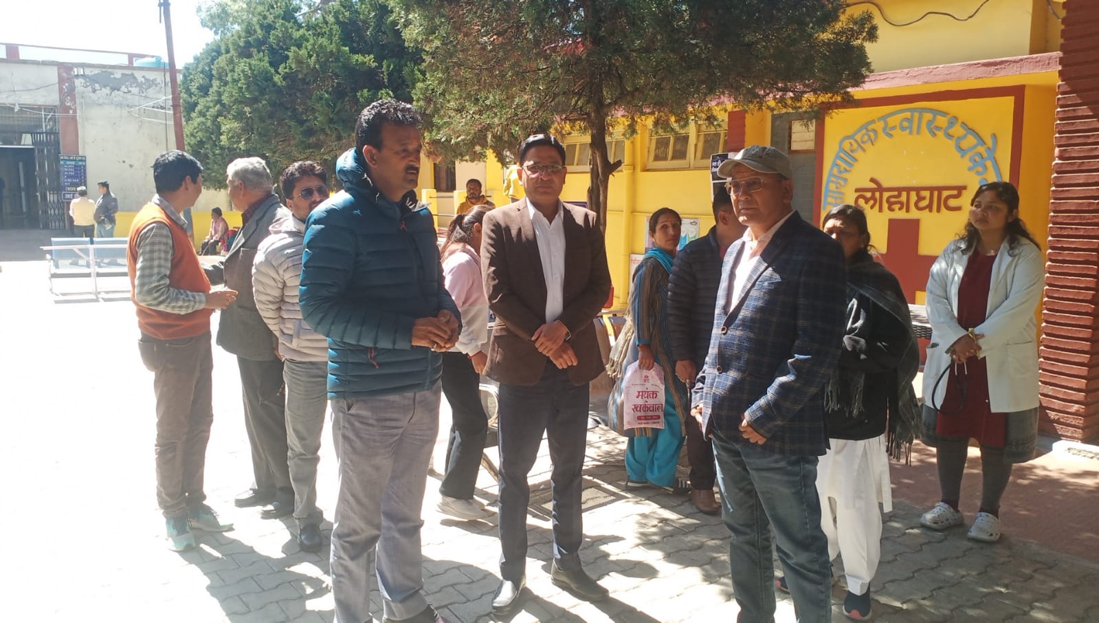 अस्पताल का निरीक्षण करते स्वास्थ्य निदेशक