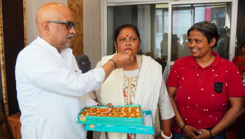 कांग्रेस की वरिष्ठ महिला कार्यकर्ता का सम्मान करते प्रदेश अध्यक्ष अजय राय (फोटो)