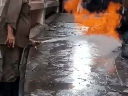 आग बुझाते दमकल कर्मी आग बुझाते दमकल कर्मी