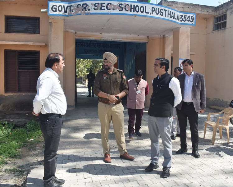 सोनीपत: 10वीं कक्षा की हिंदी परीक्षा के दौरान डॉ. मनोज कुमार ने माहरा, पुगथला में परीक्षा केंद्र का निरीक्षण करते हुए। सोनीपत: 10वीं कक्षा की हिंदी परीक्षा के दौरान डॉ. मनोज कुमार ने माहरा, पुगथला में परीक्षा केंद्र का निरीक्षण करते हुए।