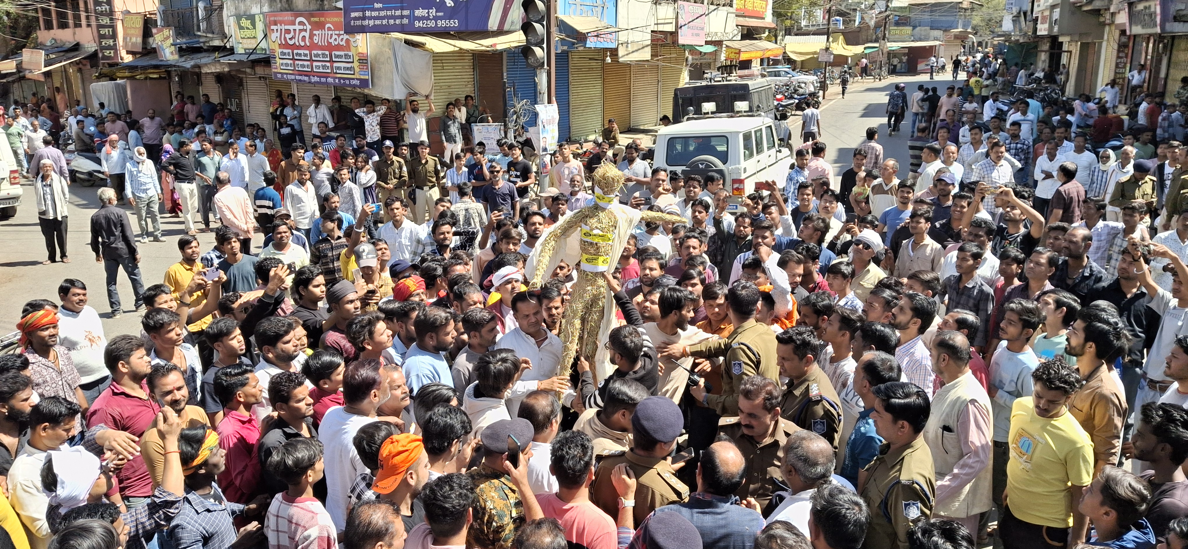 दमोह-गौ हत्या के विरोध में बंद का व्यापक असर दिखा दमोह-गौ हत्या के विरोध में बंद का व्यापक असर दिखा