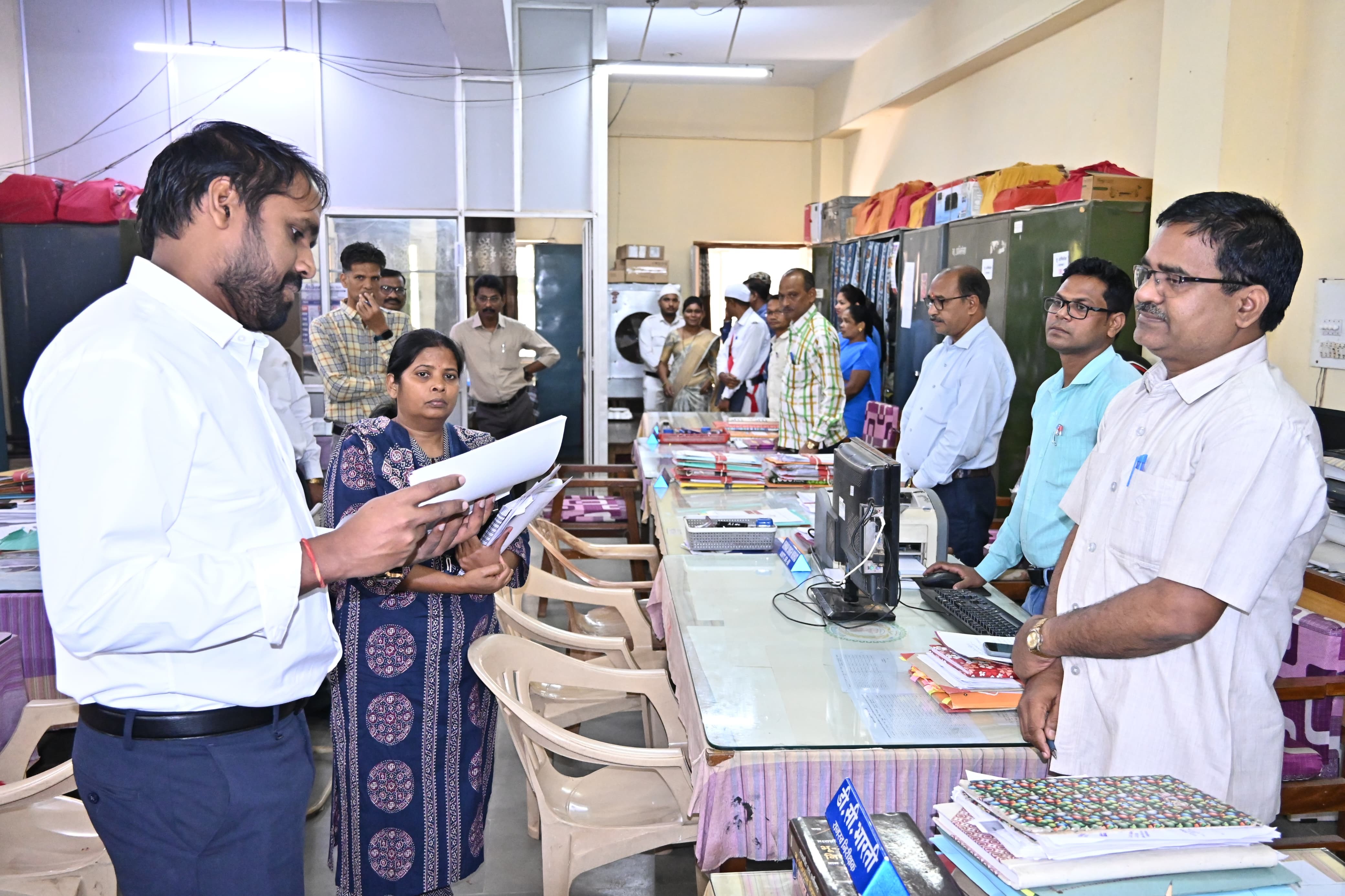 भू अभिलेख शाखा में निरीक्षण करते हुए कलेक्टर अबिनाश मिश्रा। भू अभिलेख शाखा में निरीक्षण करते हुए कलेक्टर अबिनाश मिश्रा।