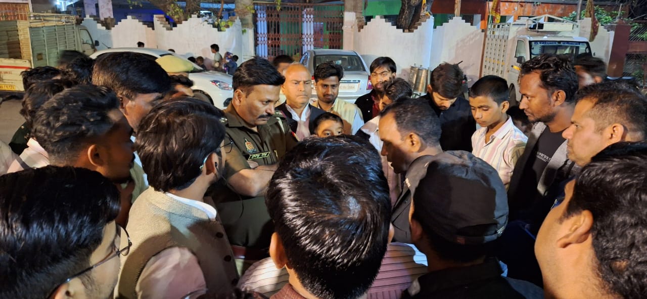शादी समारोह के दौरान बदमाशों ने दूल्हे के पिता का रुपयों से भरा बैग छीन कर फरार,मौके पर पहुंची पुलिस पीड़ित से पूछताछ करते हुए शादी समारोह के दौरान बदमाशों ने दूल्हे के पिता का रुपयों से भरा बैग छीन कर फरार,मौके पर पहुंची पुलिस पीड़ित से पूछताछ करते हुए