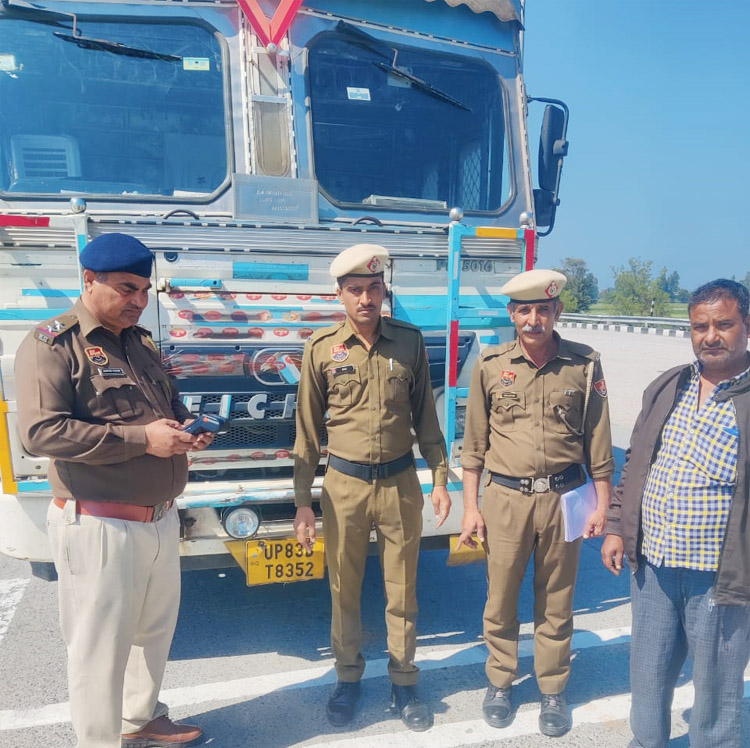 सोनीपत: चालान कटने के बाद भी     समय पर भुगतान न करने वाले वाहन चालकों पर कार्रवाई करते हुए।