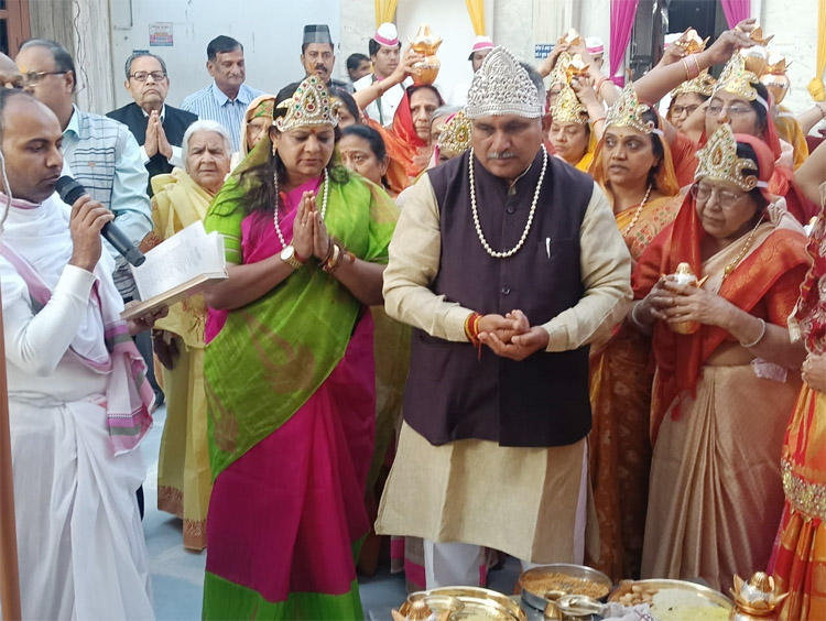 सोनीपत: आठ दिवसीय सिद्ध चक्र विधान में शामिल पूर्व कैबिनेट मंत्री कविता जैन एवं मुख्यमंत्री के पूर्व मीडिया सलाहकार राजीव जैन सोनीपत: आठ दिवसीय सिद्ध चक्र विधान में शामिल पूर्व कैबिनेट मंत्री कविता जैन एवं मुख्यमंत्री के पूर्व मीडिया सलाहकार राजीव जैन