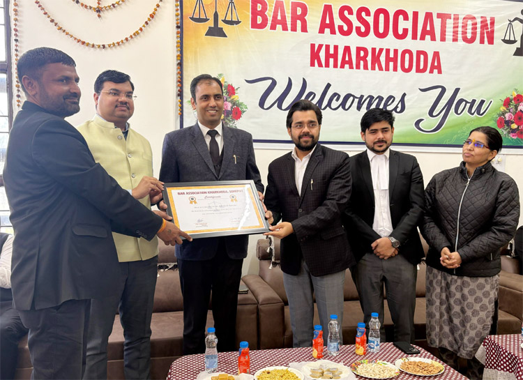 सोनीपत: नवनिर्वाचित प्रधान आशुतोष सरोहा को प्रमाण पत्र देते जज विक्रांत, जज सूर्य करण चौधरी व एसडीएम डॉ निर्मल नागर सोनीपत: नवनिर्वाचित प्रधान आशुतोष सरोहा को प्रमाण पत्र देते जज विक्रांत, जज सूर्य करण चौधरी व एसडीएम डॉ निर्मल नागर