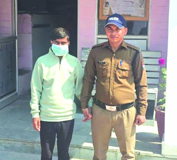 पुलिस गिरफ्त में आरोपित