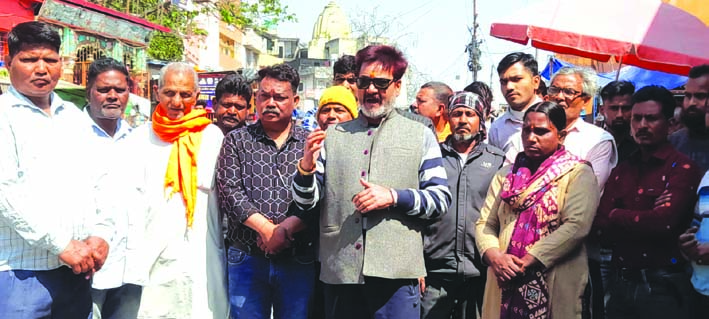 प्रदर्शन करते लघु व्यापारी प्रदर्शन करते लघु व्यापारी