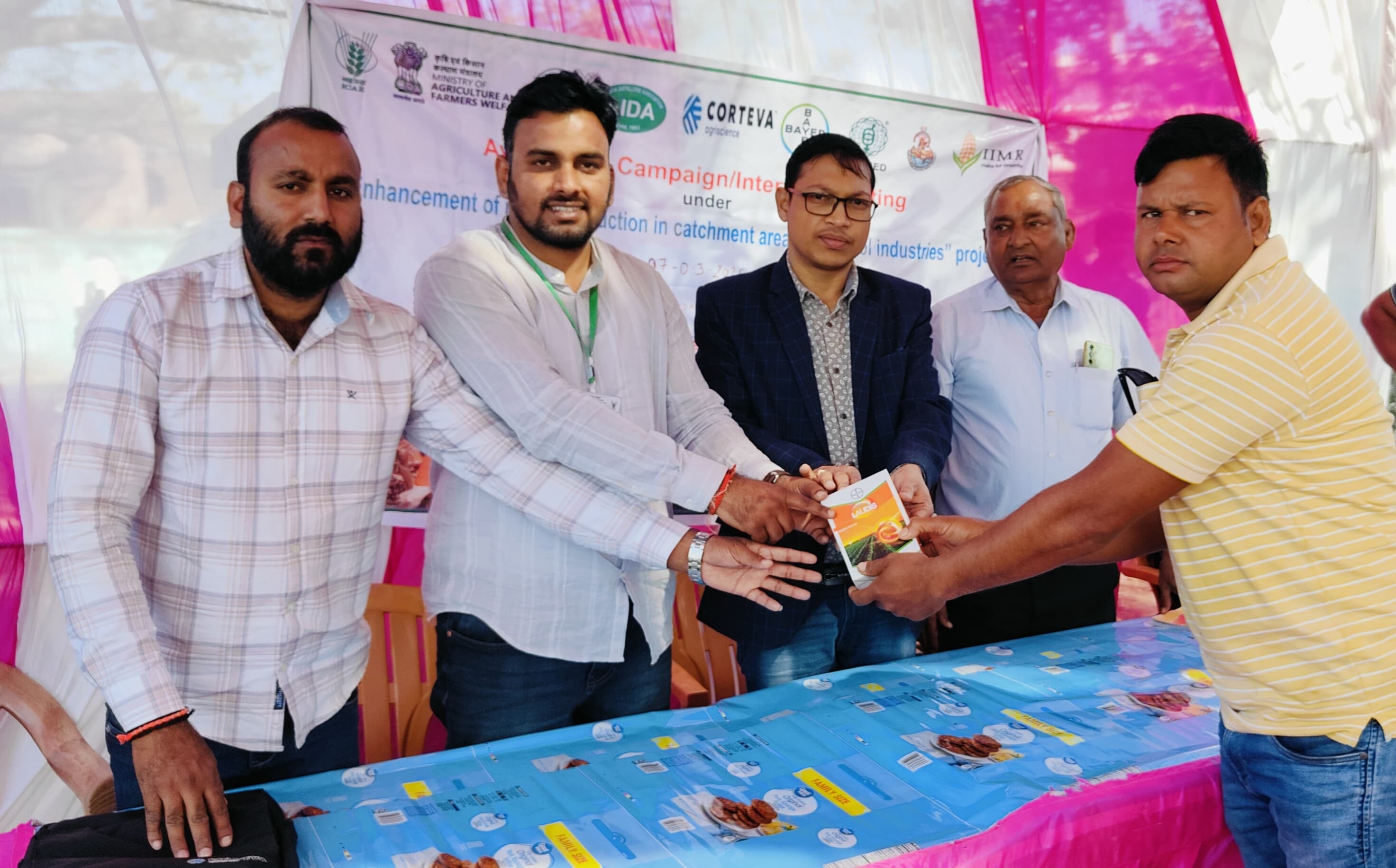 चंदापुर गांव में किसानों को मक्के का कीटनाशक वितरित करते संस्था के अधिकारी। चंदापुर गांव में किसानों को मक्के का कीटनाशक वितरित करते संस्था के अधिकारी।