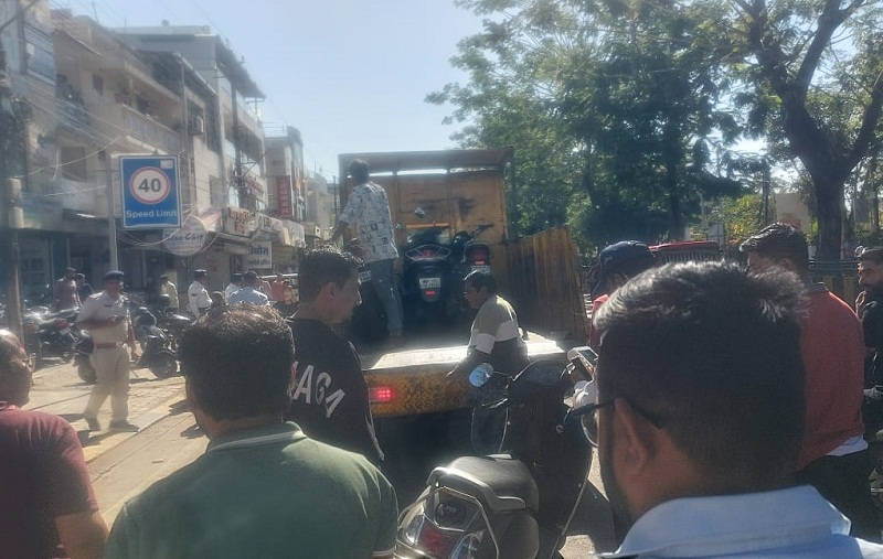 इंदौरः दुकानों के फुटपाथ से हटाए गए अतिक्रमण इंदौरः दुकानों के फुटपाथ से हटाए गए अतिक्रमण