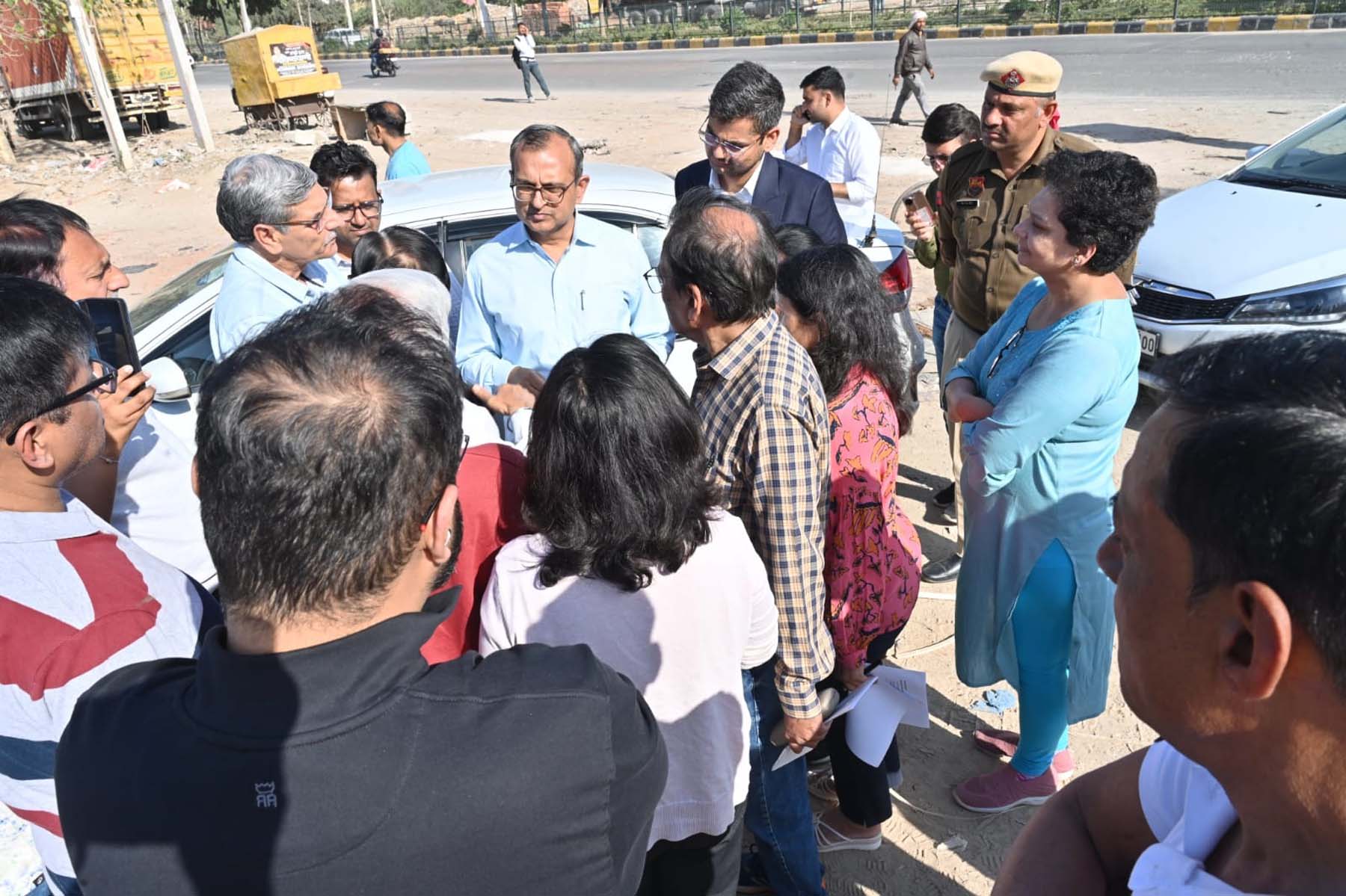गुरुग्राम के सेक्टर-55/56 क्षेत्र में लोगों की समस्याएं सुनते निगमायुक्त अशोक कुमार गर्ग। गुरुग्राम के सेक्टर-55/56 क्षेत्र में लोगों की समस्याएं सुनते निगमायुक्त अशोक कुमार गर्ग।