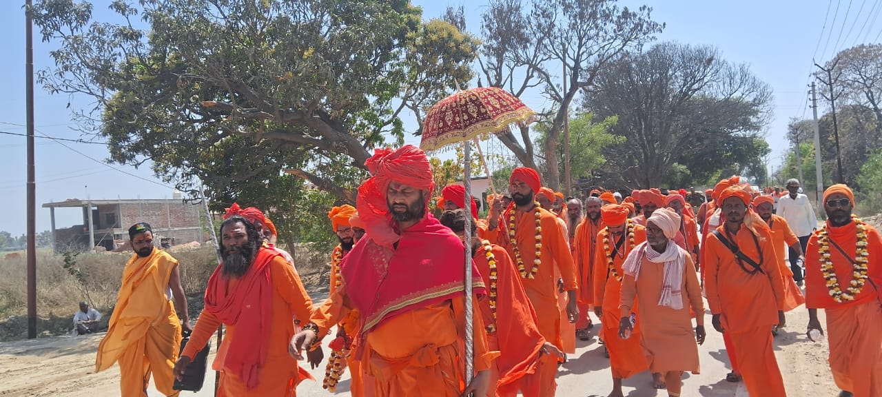 नागा संत यात्रा पर नागा संत यात्रा पर