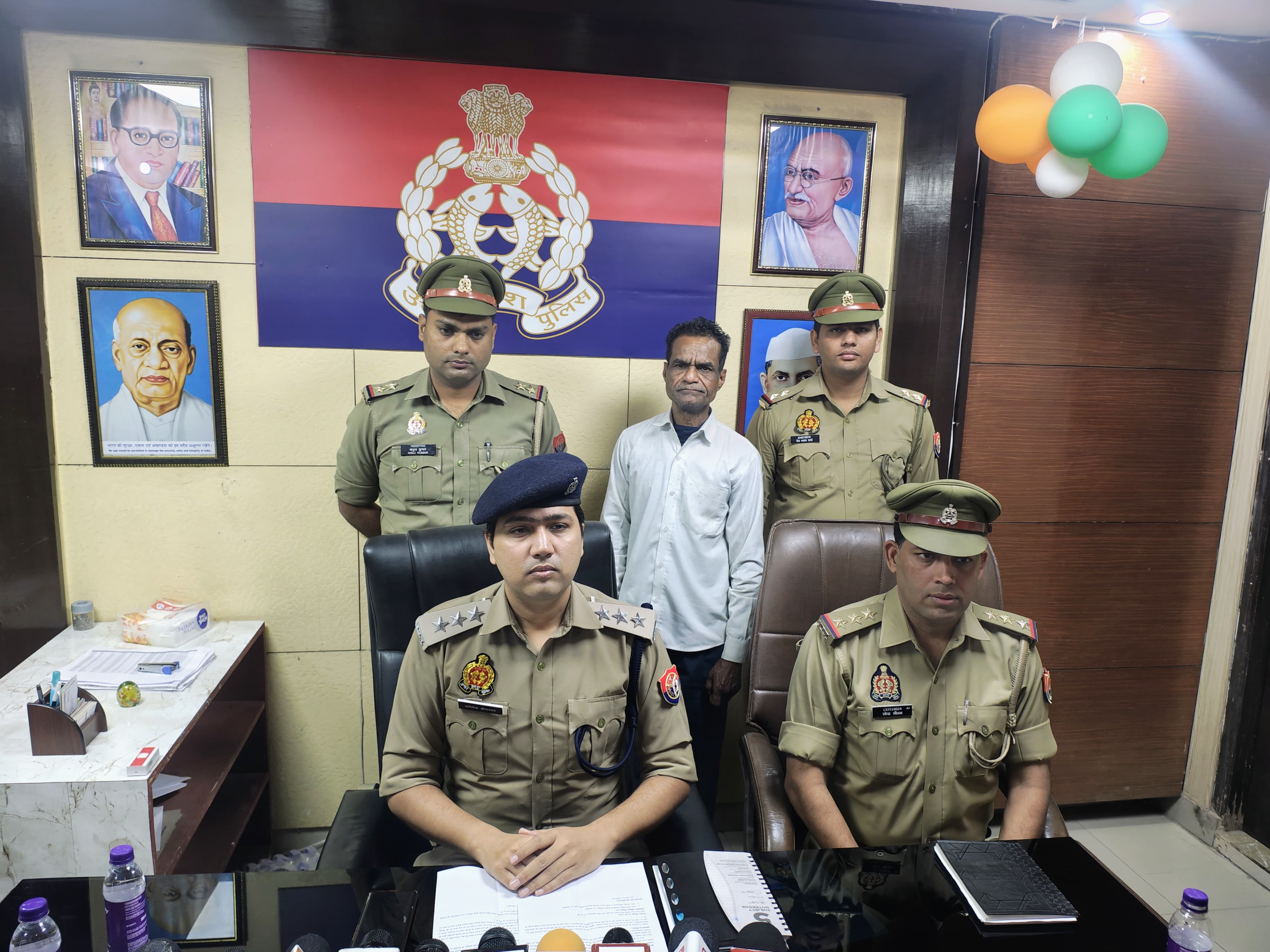आरोपी पुलिस गिरफ्त में आरोपी पुलिस गिरफ्त में
