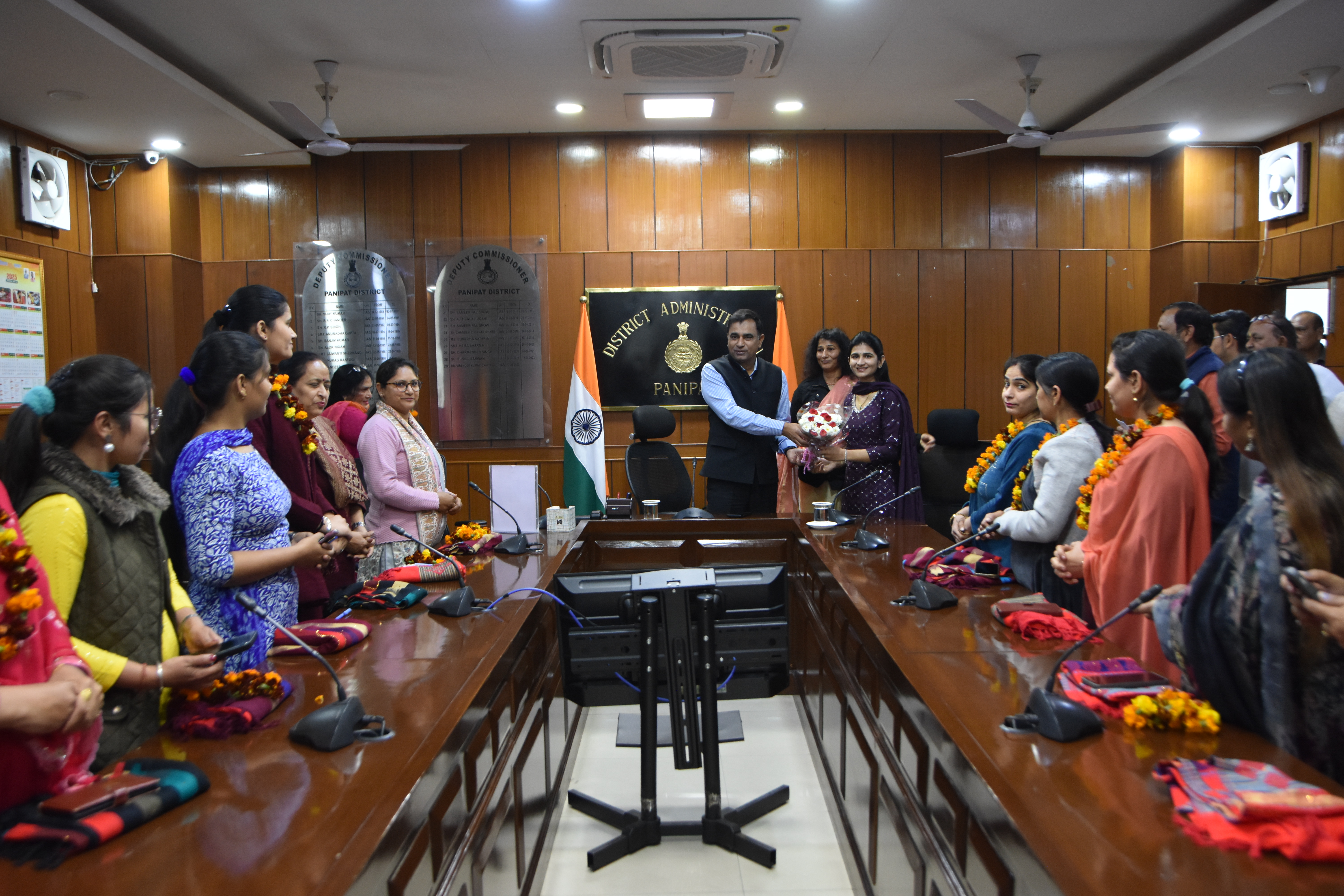 महिला दिवस पर महिलाओं को सम्मानित करते उपायुक्त डॉ वीरेंद्र दहिया महिला दिवस पर महिलाओं को सम्मानित करते उपायुक्त डॉ वीरेंद्र दहिया