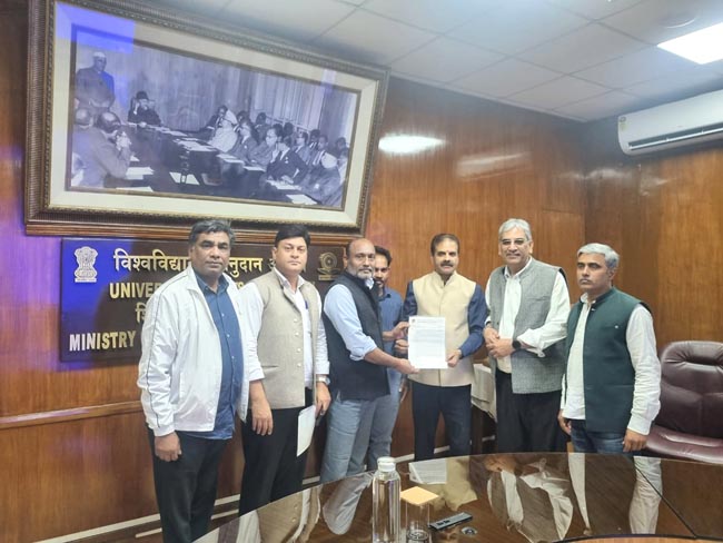 यूजीसी को ज्ञापन देते यूजीसी को ज्ञापन देते