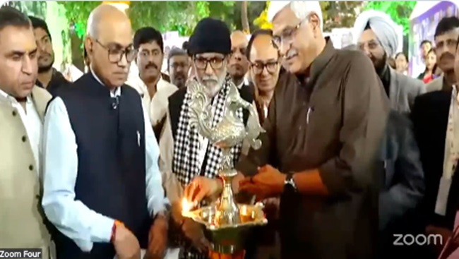 नई दिल्लीः साहित्य अकादेमी के वार्षिक उत्सव साहित्योत्सव 2025 का शुक्रवार को दीप प्रज्वलित कर शुभारंभ करते केंद्रीय संस्कृति एवं पर्यटन मंत्री गजेंद्र सिंह शेखावत नई दिल्लीः साहित्य अकादेमी के वार्षिक उत्सव साहित्योत्सव 2025 का शुक्रवार को दीप प्रज्वलित कर शुभारंभ करते केंद्रीय संस्कृति एवं पर्यटन मंत्री गजेंद्र सिंह शेखावत