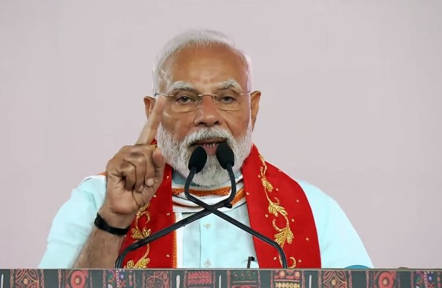 प्रधानमंत्री नरेन्द्र मोदी शुक्रवार को सूरत में जनसभा को संबोधित करते हुए