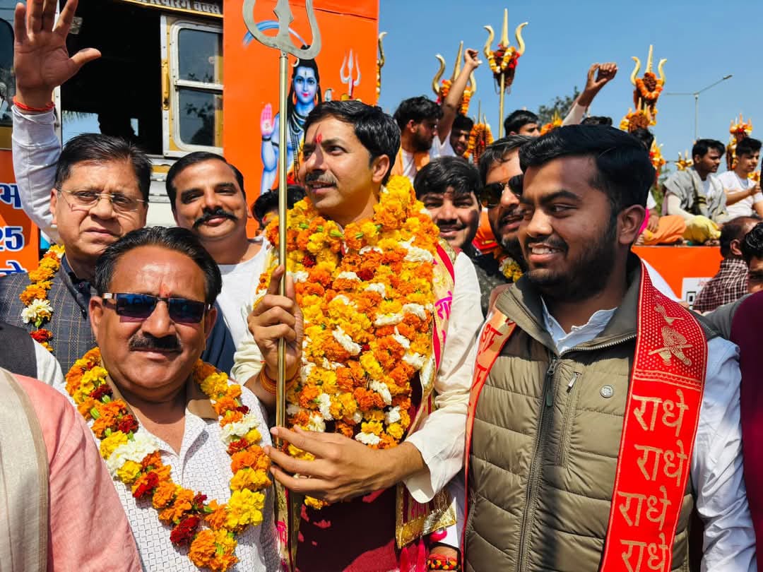 अंतरराष्ट्रीय मंदिर प्रबंधक परिषद द्वारा निकाली जा रही भगवा त्रिशूल मुरादाबाद पहुंचीं, हुआ भव्य स्वागत