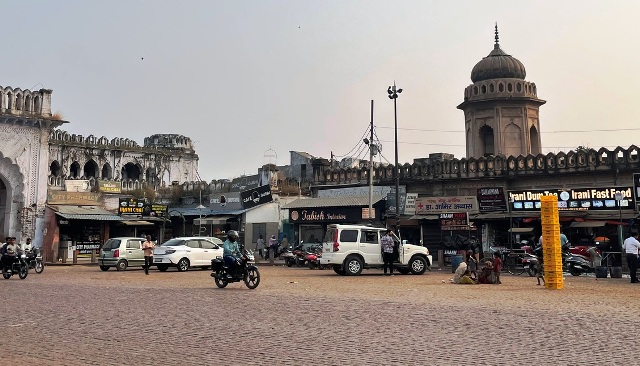 हुसैनाबाद ट्रस्ट की नौबतखाना में दुकानें (फाइल फोटो) हुसैनाबाद ट्रस्ट की नौबतखाना में दुकानें (फाइल फोटो)