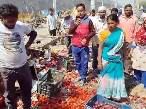 दुकानदारों सडक़ पर बिखरी सब्जियां। दुकानदारों सडक़ पर बिखरी सब्जियां।