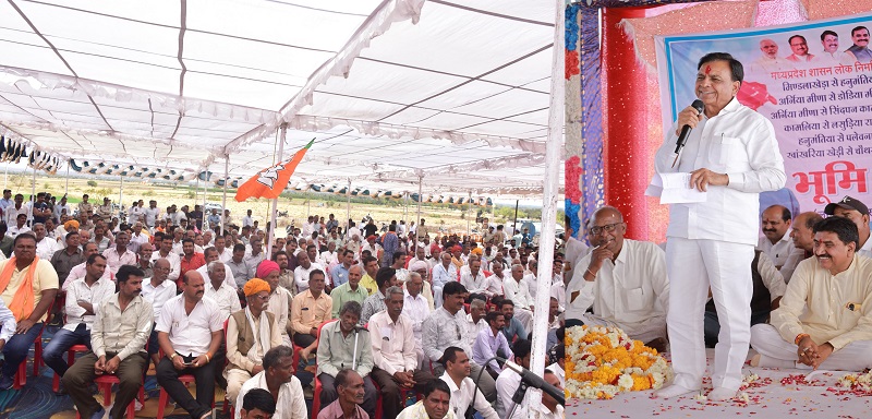 भूमिपूजन कार्यक्रम में उप मुख्यमंत्री देवड़ा भूमिपूजन कार्यक्रम में उप मुख्यमंत्री देवड़ा