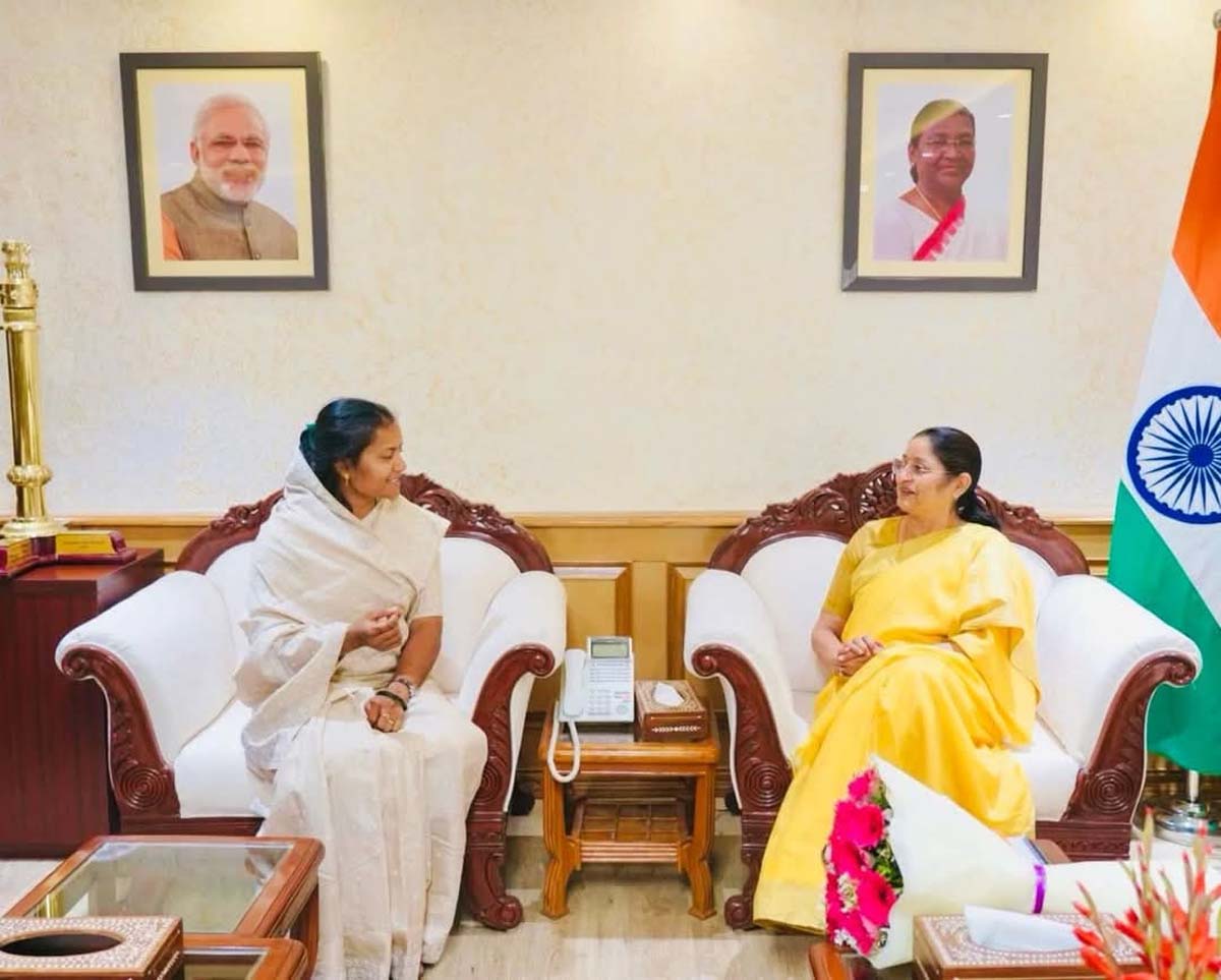 मंत्री लक्ष्मी राजवाड़े केन्द्रीय मंत्री अन्नपूर्णा देवी से छत्तीसगढ़ के योजनाओं और रणनीतियों पर चर्चा करते मंत्री लक्ष्मी राजवाड़े केन्द्रीय मंत्री अन्नपूर्णा देवी से छत्तीसगढ़ के योजनाओं और रणनीतियों पर चर्चा करते