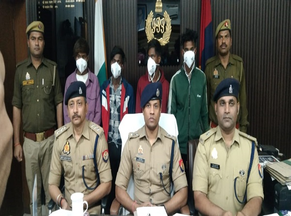 घटना का खुलासा करते पुलिस अधिकारी घटना का खुलासा करते पुलिस अधिकारी