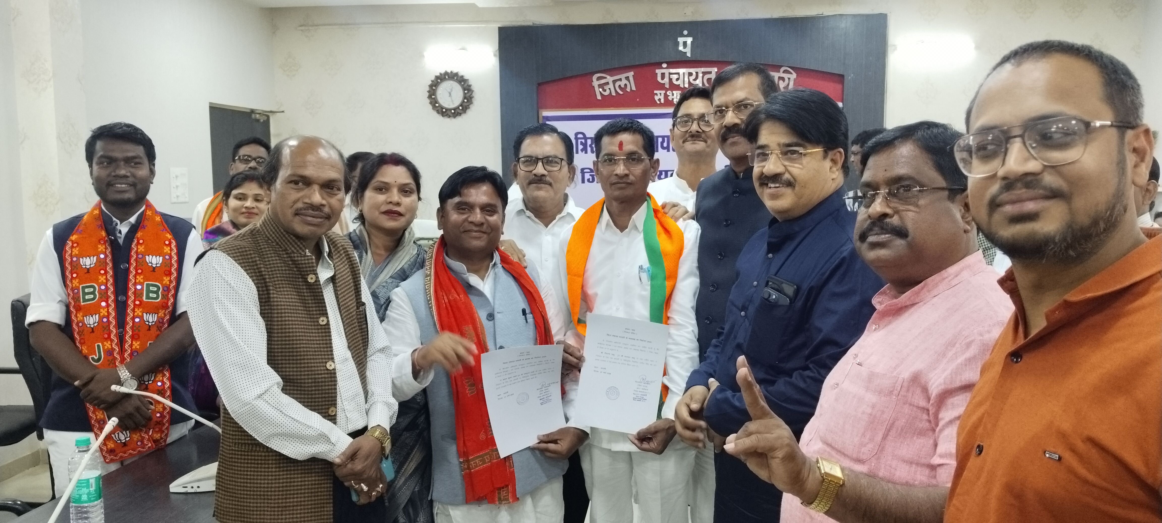 जिला पंचायत कार्यालय में जीत के बाद जिपं अध्यक्ष व उपाध्यक्ष भाजपा नेताओं के साथ प्रमाण पत्र दिखाते हुए।