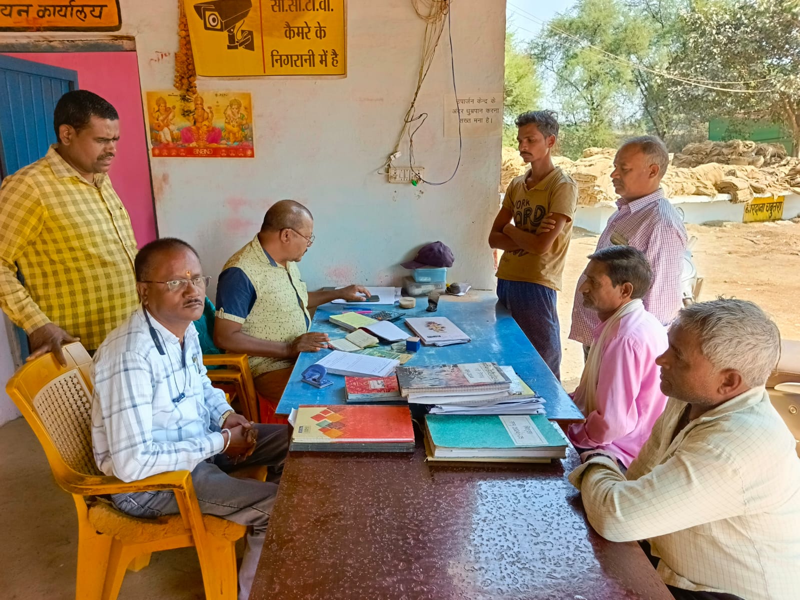 देमार सहकारी समिति में जानकारी लेते हुए किसान।