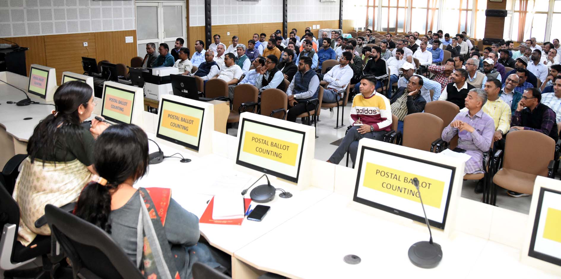 कर्मचारियों को मतगणना को लेकर आवश्यक दिशा निर्देश देते हुए अतिरिक्त निगमायुक्त शालिनी चेतल। कर्मचारियों को मतगणना को लेकर आवश्यक दिशा निर्देश देते हुए अतिरिक्त निगमायुक्त शालिनी चेतल।