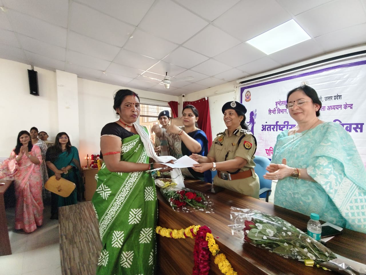 पुरस्कार प्रदान करते हुए वरिष्ठ पुलिस अधीक्षक पुरस्कार प्रदान करते हुए वरिष्ठ पुलिस अधीक्षक