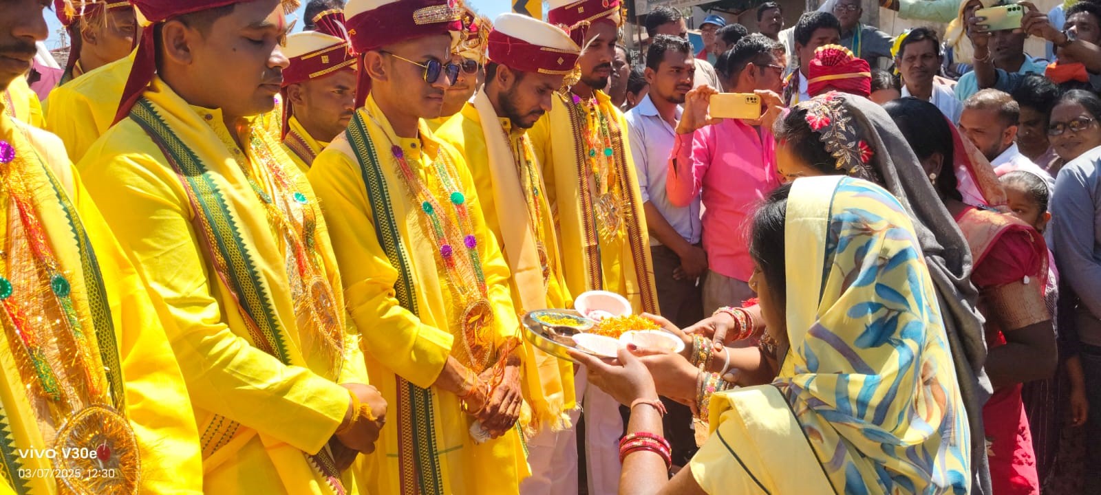 दूल्हों का स्वागत करते हुए। दूल्हों का स्वागत करते हुए।