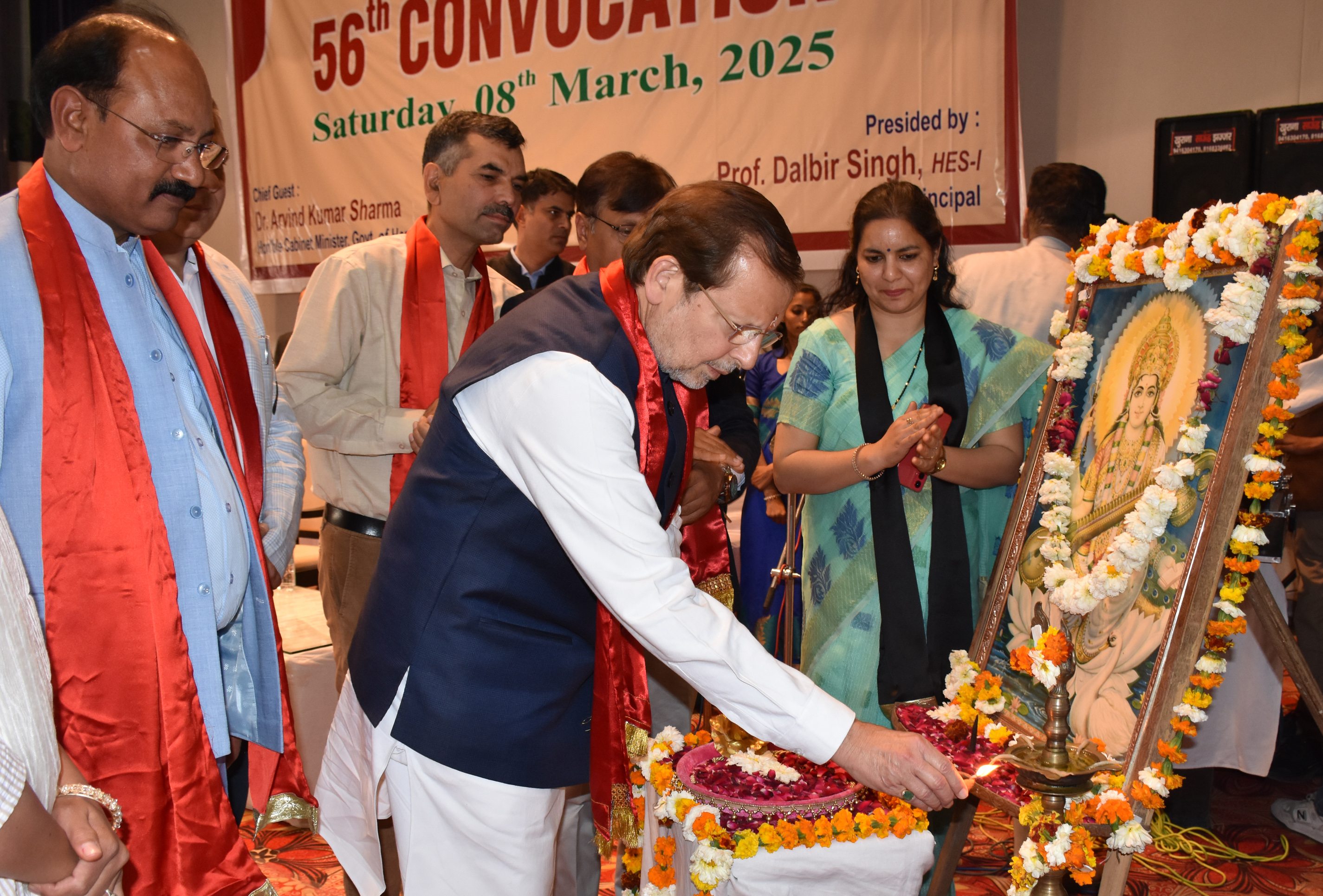 दीप प्रज्ज्वलित कर कार्यक्रम का शुभारंभ करते कैबिनेट मंत्री डॉ अरविंद शर्मा। दीप प्रज्ज्वलित कर कार्यक्रम का शुभारंभ करते कैबिनेट मंत्री डॉ अरविंद शर्मा।