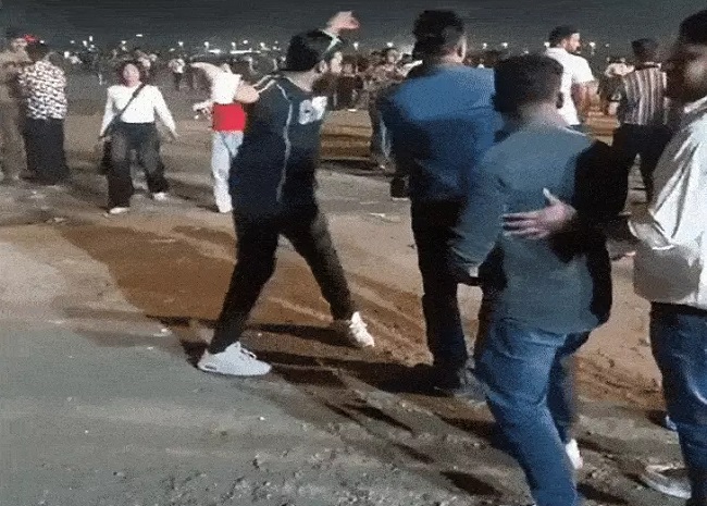 इंदौर में हनी सिंह के कॉन्सर्ट में पहुंचे लोग इंदौर में हनी सिंह के कॉन्सर्ट में पहुंचे लोग