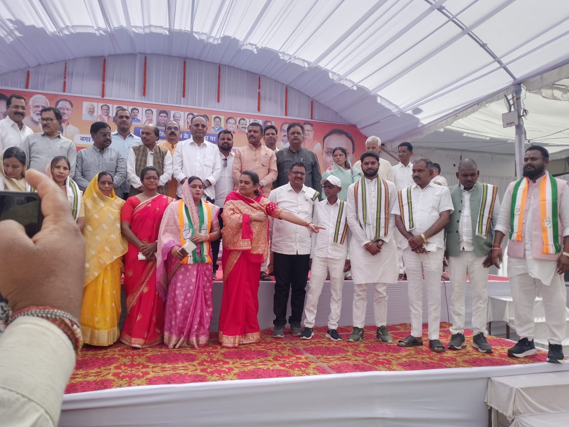 नगर पंचायत कुरूद के नवनिर्वाचित प्रतिनिधि शपथ लेते हुए। नगर पंचायत कुरूद के नवनिर्वाचित प्रतिनिधि शपथ लेते हुए।