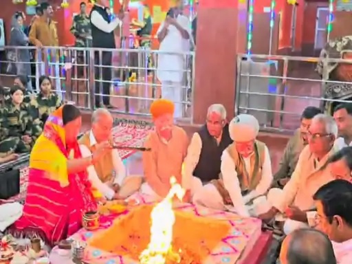 तनोट माता मंदिर में यज्ञ हवन करती पूर्व सीएम वसुंधरा राजे। तनोट माता मंदिर में यज्ञ हवन करती पूर्व सीएम वसुंधरा राजे।