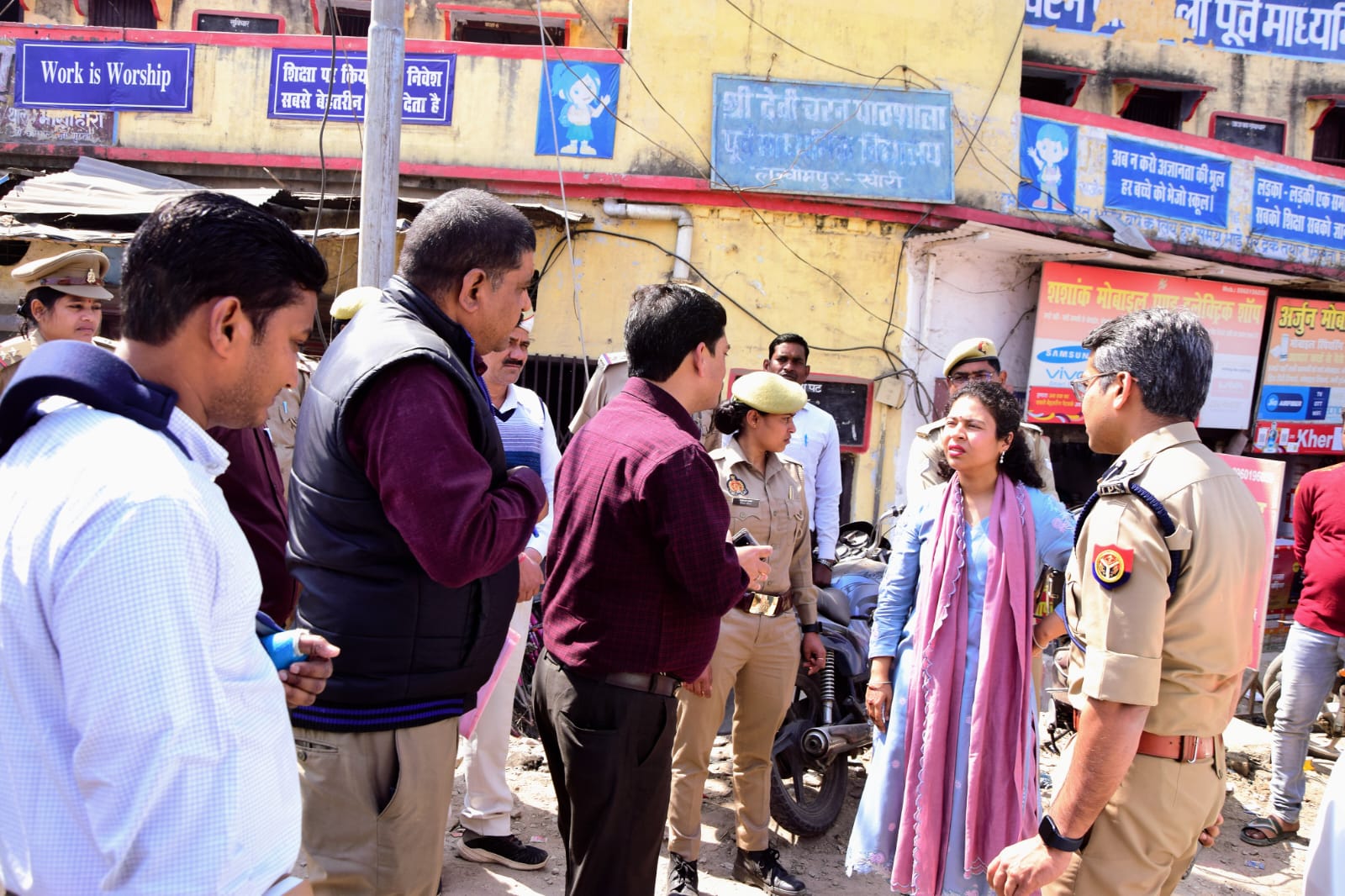 अधिकारियों को निर्देश देती डीएम दुर्गा शक्ति नागपाल