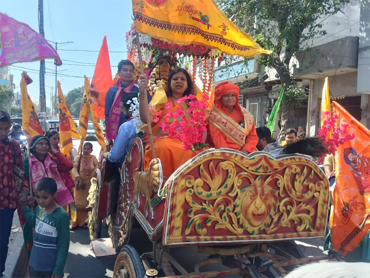 सोनीपत: महिला दिवस के अवसर पर काठ मंडी स्थित भरतपुरी में परमेश्वरी देवी के नेतृत्व में रथ यात्रा निकालते हुए। सोनीपत: महिला दिवस के अवसर पर काठ मंडी स्थित भरतपुरी में परमेश्वरी देवी के नेतृत्व में रथ यात्रा निकालते हुए।
