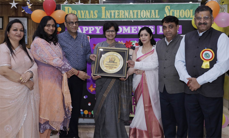 सोनीपत:मुख्य अतिथि प्रोफेसर डा. ज्योतिराज को स्मृति चिह्न भेंट करते स्कूल निदेशक, ट्रस्टी व स्कूल स्टाफ। सोनीपत:मुख्य अतिथि प्रोफेसर डा. ज्योतिराज को स्मृति चिह्न भेंट करते स्कूल निदेशक, ट्रस्टी व स्कूल स्टाफ।
