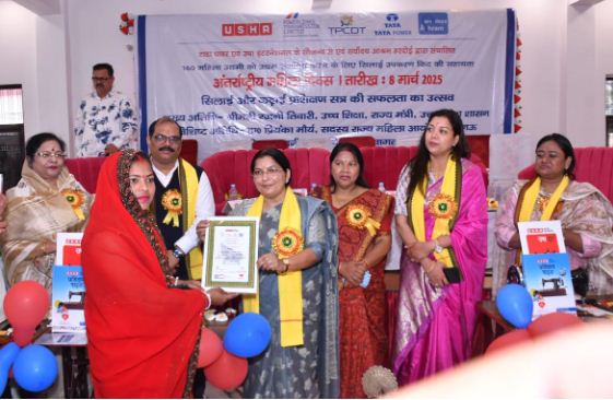 महिलाओं को सम्मानित करती उच्च शिक्षा राज्य मंत्री रजनी तिवारी महिलाओं को सम्मानित करती उच्च शिक्षा राज्य मंत्री रजनी तिवारी