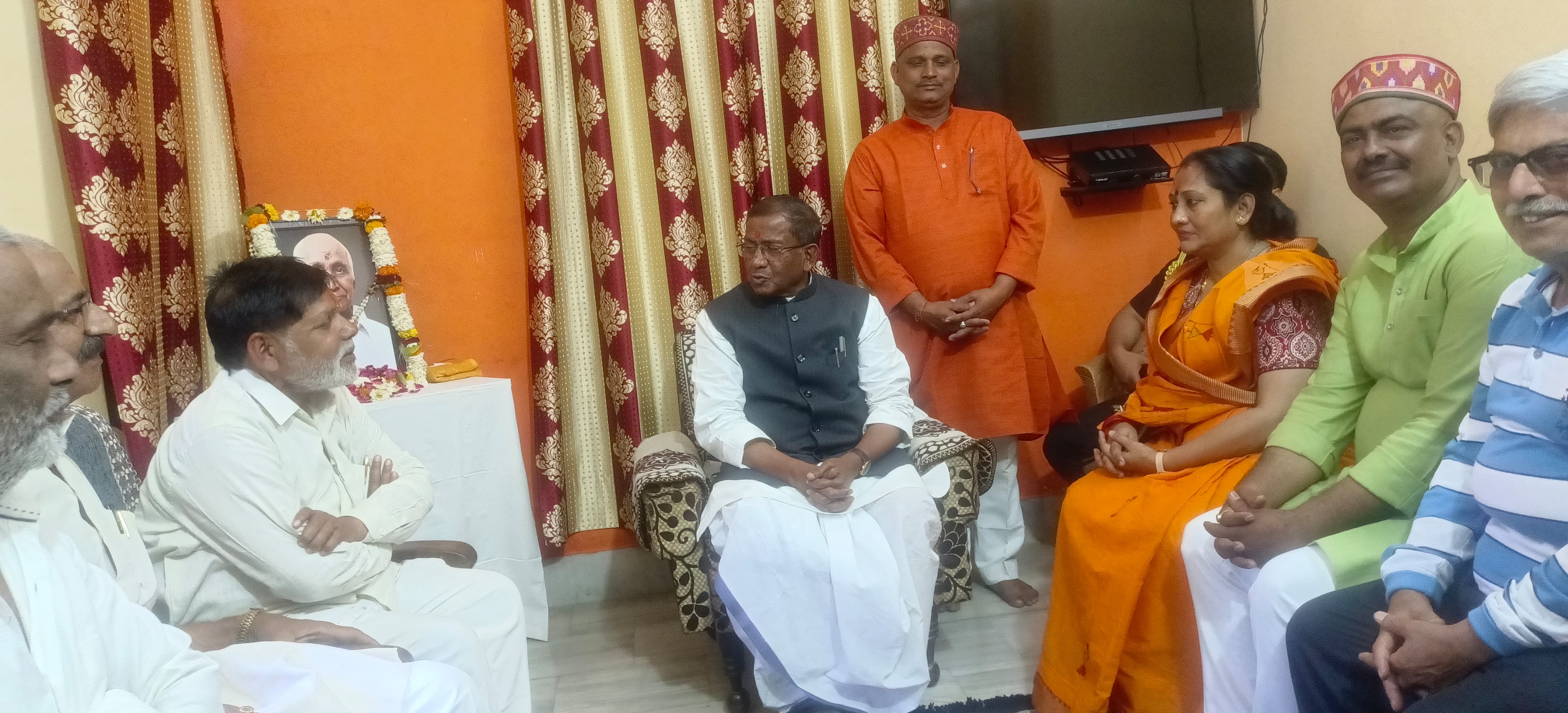 — भाजपा कार्यकर्ता के आवास पर राज्यपाल — भाजपा कार्यकर्ता के आवास पर राज्यपाल