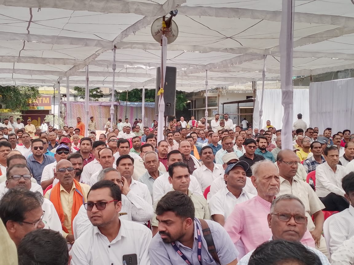 नगर पंचायत कुरूद में शपथ ग्रहण समारोह के दौरान उपस्थित कुरुद नगरवासी। नगर पंचायत कुरूद में शपथ ग्रहण समारोह के दौरान उपस्थित कुरुद नगरवासी।
